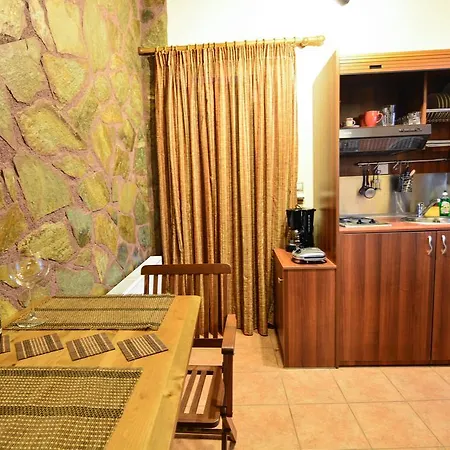 B K Guesthouse - Ξενώνας Β-Κ