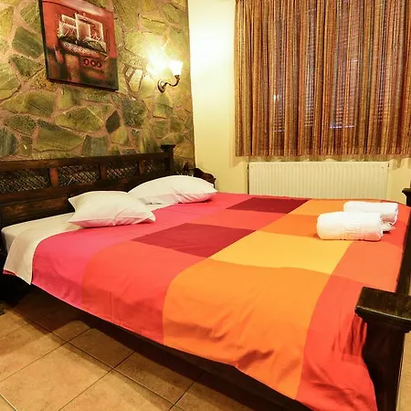 B K Guesthouse - Ξενώνας Β-Κ *